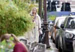 Amsterdam 2 oktober 2025
Bridget Maasland en haar zoon Mees op straat . Net daarvoor is er iemand met een auto tegen haar minicooper aangereden en er vandoor gegaan. Ze heeft heel veel schade.