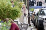 Amsterdam 2 oktober 2025
Bridget Maasland en haar zoon Mees op straat . Net daarvoor is er iemand met een auto tegen haar minicooper aangereden en er vandoor gegaan. Ze heeft heel veel schade.