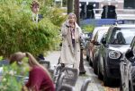 Amsterdam 2 oktober 2025
Bridget Maasland en haar zoon Mees op straat . Net daarvoor is er iemand met een auto tegen haar minicooper aangereden en er vandoor gegaan. Ze heeft heel veel schade.