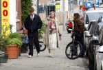 Amsterdam 2 oktober 2025
Bridget Maasland en haar zoon Mees op straat . Net daarvoor is er iemand met een auto tegen haar minicooper aangereden en er vandoor gegaan. Ze heeft heel veel schade.
