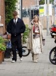Amsterdam 2 oktober 2025
Bridget Maasland en haar zoon Mees op straat . Net daarvoor is er iemand met een auto tegen haar minicooper aangereden en er vandoor gegaan. Ze heeft heel veel schade.