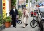 Amsterdam 2 oktober 2025
Bridget Maasland en haar zoon Mees op straat . Net daarvoor is er iemand met een auto tegen haar minicooper aangereden en er vandoor gegaan. Ze heeft heel veel schade.