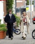 Amsterdam 2 oktober 2025
Bridget Maasland en haar zoon Mees op straat . Net daarvoor is er iemand met een auto tegen haar minicooper aangereden en er vandoor gegaan. Ze heeft heel veel schade.