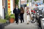 Amsterdam 2 oktober 2025
Bridget Maasland en haar zoon Mees op straat . Net daarvoor is er iemand met een auto tegen haar minicooper aangereden en er vandoor gegaan. Ze heeft heel veel schade.