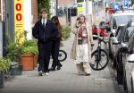 Amsterdam 2 oktober 2025
Bridget Maasland en haar zoon Mees op straat . Net daarvoor is er iemand met een auto tegen haar minicooper aangereden en er vandoor gegaan. Ze heeft heel veel schade.