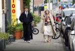 Amsterdam 2 oktober 2025
Bridget Maasland en haar zoon Mees op straat . Net daarvoor is er iemand met een auto tegen haar minicooper aangereden en er vandoor gegaan. Ze heeft heel veel schade.