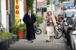 Amsterdam 2 oktober 2025
Bridget Maasland en haar zoon Mees op straat . Net daarvoor is er iemand met een auto tegen haar minicooper aangereden en er vandoor gegaan. Ze heeft heel veel schade.