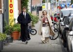 Amsterdam 2 oktober 2025
Bridget Maasland en haar zoon Mees op straat . Net daarvoor is er iemand met een auto tegen haar minicooper aangereden en er vandoor gegaan. Ze heeft heel veel schade.