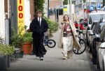 Amsterdam 2 oktober 2025
Bridget Maasland en haar zoon Mees op straat . Net daarvoor is er iemand met een auto tegen haar minicooper aangereden en er vandoor gegaan. Ze heeft heel veel schade.