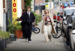 Amsterdam 2 oktober 2025
Bridget Maasland en haar zoon Mees op straat . Net daarvoor is er iemand met een auto tegen haar minicooper aangereden en er vandoor gegaan. Ze heeft heel veel schade.