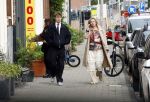 Amsterdam 2 oktober 2025
Bridget Maasland en haar zoon Mees op straat . Net daarvoor is er iemand met een auto tegen haar minicooper aangereden en er vandoor gegaan. Ze heeft heel veel schade.