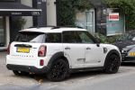 Amsterdam 2 oktober 2025
Bridget Maasland en haar zoon Mees op straat . Net daarvoor is er iemand met een auto tegen haar minicooper aangereden en er vandoor gegaan. Ze heeft heel veel schade.