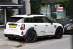 Amsterdam 2 oktober 2025
Bridget Maasland en haar zoon Mees op straat . Net daarvoor is er iemand met een auto tegen haar minicooper aangereden en er vandoor gegaan. Ze heeft heel veel schade.