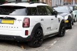 Amsterdam 2 oktober 2025
Bridget Maasland en haar zoon Mees op straat . Net daarvoor is er iemand met een auto tegen haar minicooper aangereden en er vandoor gegaan. Ze heeft heel veel schade.