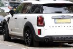 Amsterdam 2 oktober 2025
Bridget Maasland en haar zoon Mees op straat . Net daarvoor is er iemand met een auto tegen haar minicooper aangereden en er vandoor gegaan. Ze heeft heel veel schade.
