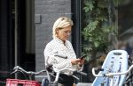 Amsterdam 2 oktober 2025
Leco v Zadelhoff dochter Robbie Sintenie  Estelle Cruijff en Caroline Tensen op terras in Amsterdam zuid.