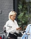 Amsterdam 2 oktober 2025
Leco v Zadelhoff dochter Robbie Sintenie  Estelle Cruijff en Caroline Tensen op terras in Amsterdam zuid.