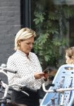 Amsterdam 2 oktober 2025
Leco v Zadelhoff dochter Robbie Sintenie  Estelle Cruijff en Caroline Tensen op terras in Amsterdam zuid.