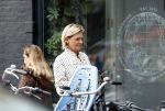 Amsterdam 2 oktober 2025
Leco v Zadelhoff dochter Robbie Sintenie  Estelle Cruijff en Caroline Tensen op terras in Amsterdam zuid.