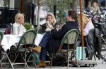 Amsterdam 2 oktober 2025
Leco v Zadelhoff dochter Robbie Sintenie  Estelle Cruijff en Caroline Tensen op terras in Amsterdam zuid.