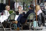 Amsterdam 2 oktober 2025
Leco v Zadelhoff dochter Robbie Sintenie  Estelle Cruijff en Caroline Tensen op terras in Amsterdam zuid.