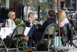 Amsterdam 2 oktober 2025
Leco v Zadelhoff dochter Robbie Sintenie  Estelle Cruijff en Caroline Tensen op terras in Amsterdam zuid.