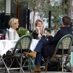Amsterdam 2 oktober 2025
Leco v Zadelhoff dochter Robbie Sintenie  Estelle Cruijff en Caroline Tensen op terras in Amsterdam zuid.