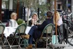 Amsterdam 2 oktober 2025
Leco v Zadelhoff dochter Robbie Sintenie  Estelle Cruijff en Caroline Tensen op terras in Amsterdam zuid.
