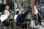 Amsterdam 2 oktober 2025
Leco v Zadelhoff dochter Robbie Sintenie  Estelle Cruijff en Caroline Tensen op terras in Amsterdam zuid.