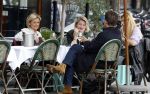 Amsterdam 2 oktober 2025
Leco v Zadelhoff dochter Robbie Sintenie  Estelle Cruijff en Caroline Tensen op terras in Amsterdam zuid.