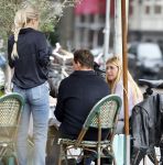 Amsterdam 2 oktober 2025
Leco v Zadelhoff dochter Robbie Sintenie  Estelle Cruijff en Caroline Tensen op terras in Amsterdam zuid.