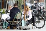Amsterdam 2 oktober 2025
Leco v Zadelhoff dochter Robbie Sintenie  Estelle Cruijff en Caroline Tensen op terras in Amsterdam zuid.