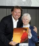 Doorn 5 oktober 2025
Cd presentatie van Anneke Gronloh . Joke Alberts krijgt eerste lp uit handen van Bart Peters
