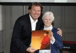 Doorn 5 oktober 2025
Cd presentatie van Anneke Gronloh . Joke Alberts krijgt eerste lp uit handen van Bart Peters