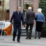 Amsterdam 11 oktober 2025
Robert ten Brink met bloemen in  Amsterdam zuid.