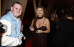 Rotterdam 1 oktober 2025
Premiere nieuwe theatershow Andre Hazes in het nieuwe Luxor. Roxeanne Hazes met een fan