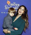 Amsterdam 5 oktober 2025
Premiere sinterklaas film in Pathe Noord. tamara Elbaz met zoontje