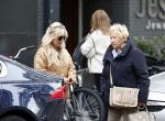 Amsterdam 10 oktober 2025
Tatjana Simic met haar hondje en moeder op straat in Amsterdam zuid.