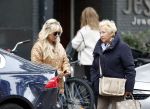 Amsterdam 10 oktober 2025
Tatjana Simic met haar hondje en moeder op straat in Amsterdam zuid.