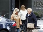 Amsterdam 10 oktober 2025
Tatjana Simic met haar hondje en moeder op straat in Amsterdam zuid.
