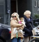 Amsterdam 10 oktober 2025
Tatjana Simic met haar hondje en moeder op straat in Amsterdam zuid.