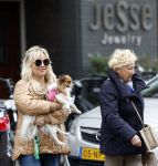Amsterdam 10 oktober 2025
Tatjana Simic met haar hondje en moeder op straat in Amsterdam zuid.