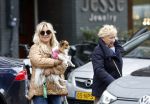 Amsterdam 10 oktober 2025
Tatjana Simic met haar hondje en moeder op straat in Amsterdam zuid.