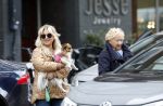 Amsterdam 10 oktober 2025
Tatjana Simic met haar hondje en moeder op straat in Amsterdam zuid.