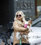 Amsterdam 10 oktober 2025
Tatjana Simic met haar hondje en moeder op straat in Amsterdam zuid.