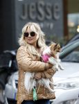 Amsterdam 10 oktober 2025
Tatjana Simic met haar hondje en moeder op straat in Amsterdam zuid.