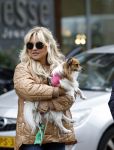 Amsterdam 10 oktober 2025
Tatjana Simic met haar hondje en moeder op straat in Amsterdam zuid.