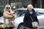 Amsterdam 10 oktober 2025
Tatjana Simic met haar hondje en moeder op straat in Amsterdam zuid.