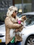 Amsterdam 10 oktober 2025
Tatjana Simic met haar hondje en moeder op straat in Amsterdam zuid.