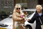 Amsterdam 10 oktober 2025
Tatjana Simic met haar hondje en moeder op straat in Amsterdam zuid.